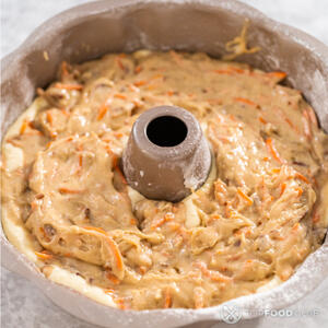 Выложите тесто в форму для выпечки