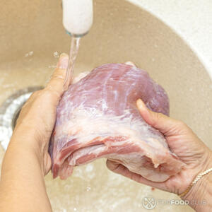 Помыть свинину