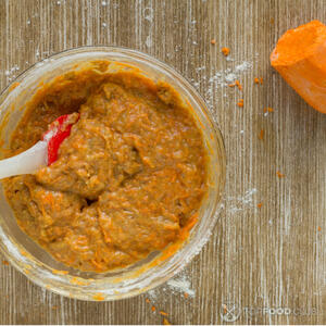 Положите в миску морковь, перемешайте