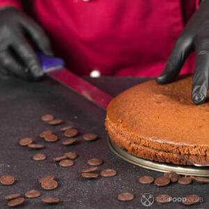 Разрезать бисквит