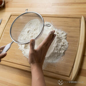 Просеять муку