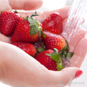 Помыть клубнику