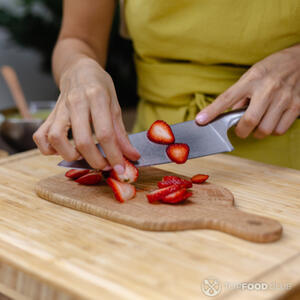 Нарезать клубнику