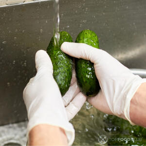 Помыть огурец