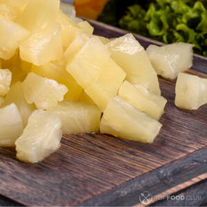 Нарезать ананасы