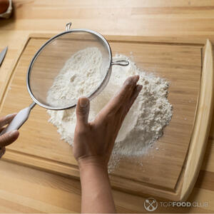 Просеять муку