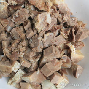 Нарезать свинину