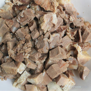 Нарезать свинину