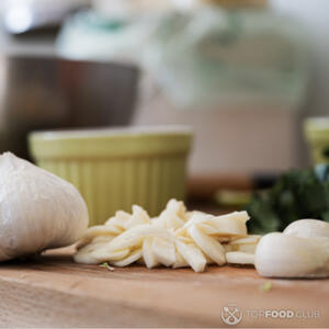 Натереть чеснок