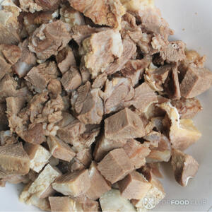 Нарезать свинину