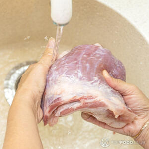 Свинину помыть