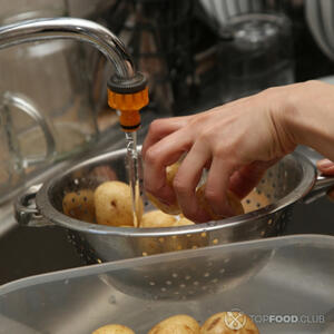 Помыть картофель