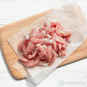 Нарезать свинину