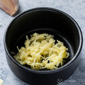 Натереть чеснок