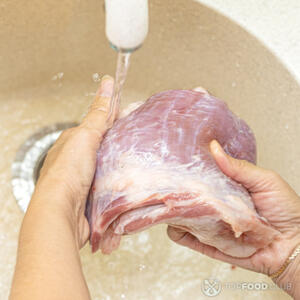 Помыть свинину