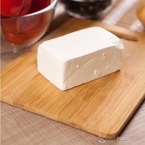 резать сыр фета