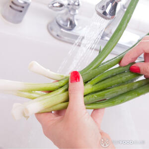 Помыть зеленый лук