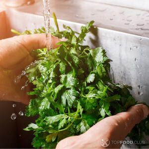 Помыть петрушку