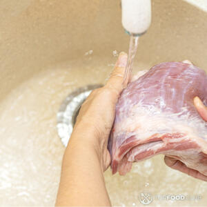 Помыть свинину