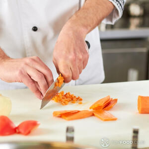 Нарезать морковь