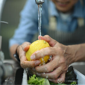 Помыть лимон