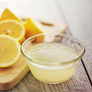 Выдавить лимонный сок