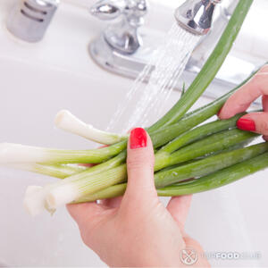 Помыть зеленый лук