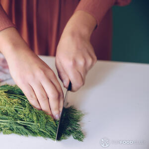 Нарезать укроп