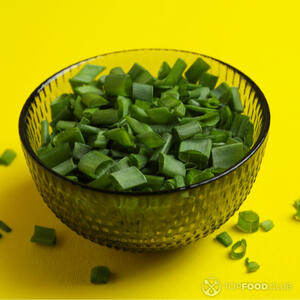 Нарезать зеленый лук