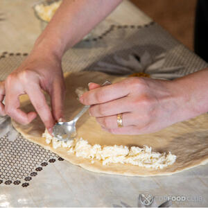 Столовой ложкой выложите на пласт творожную начинку