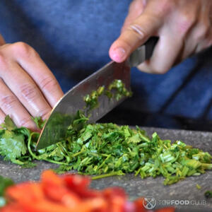 Нарезать кинзу