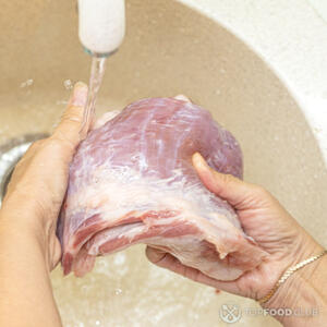 Помыть свинину