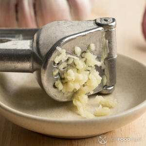 Измельчить чеснок