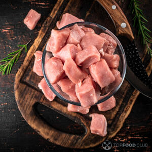 Свинину нарезать