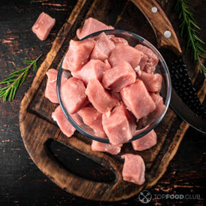 Свинину нарезать