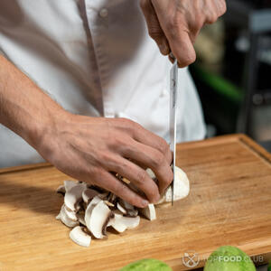 Нарезать шампиньоны