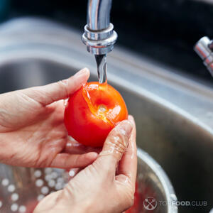 Помыть помидор