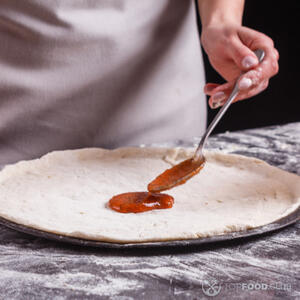 Добавить томатную пасту