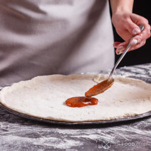 Добавить томатную пасту