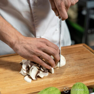 Нарезать шампиньоны