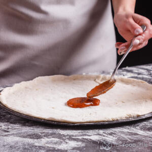 Добавить томатную пасту