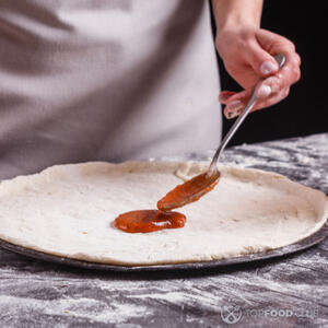 Добавить томатную пасту