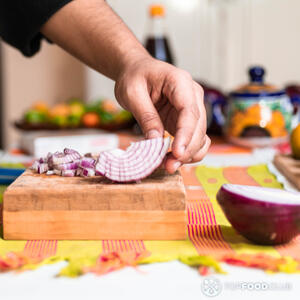 Нарезать красный лук