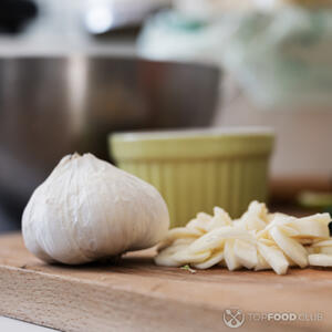 Нарезать чеснок