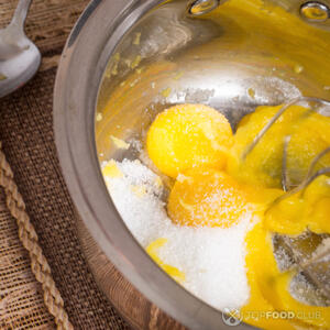 Яйца взбить