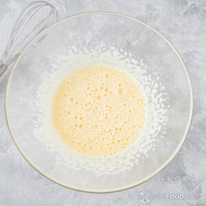 Перемешать яйца