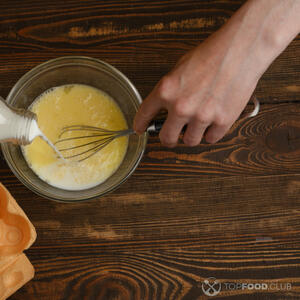 Взбить яйца с молоком