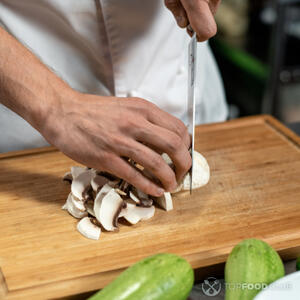 Нарезать шампиньоны