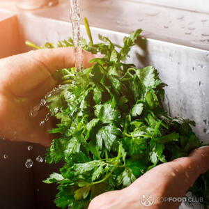 Помыть петрушку