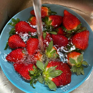 Помыть клубнику